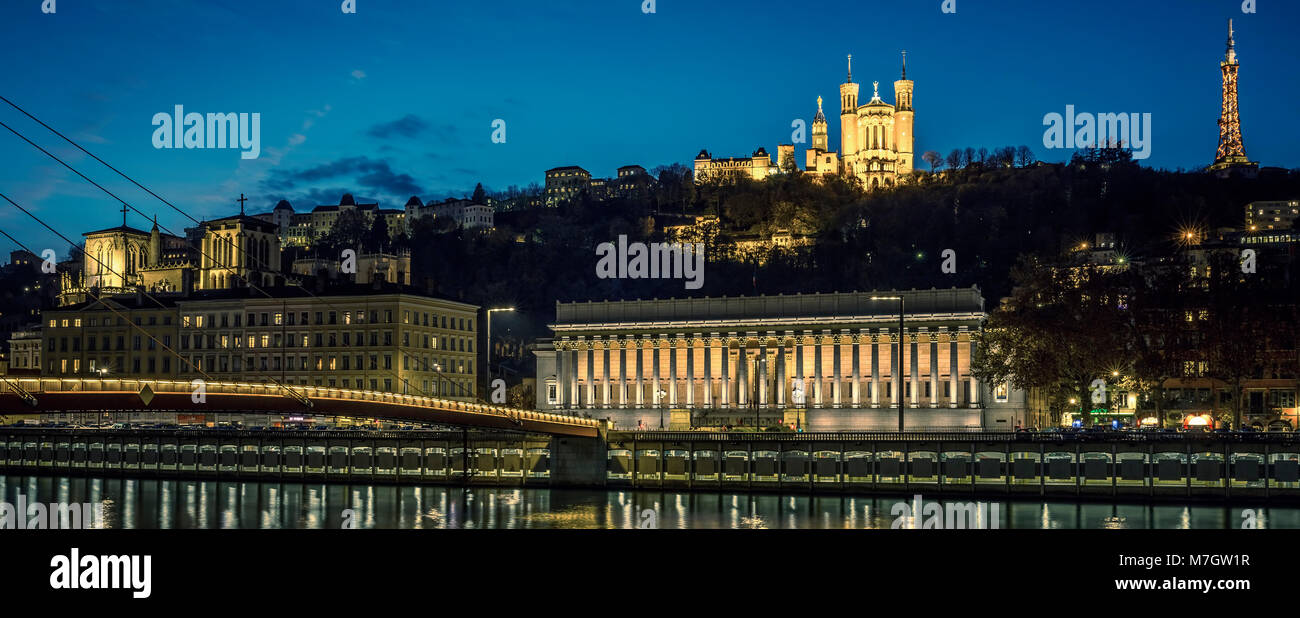 Vista di Lione e Saone river di notte, Francia. Foto Stock