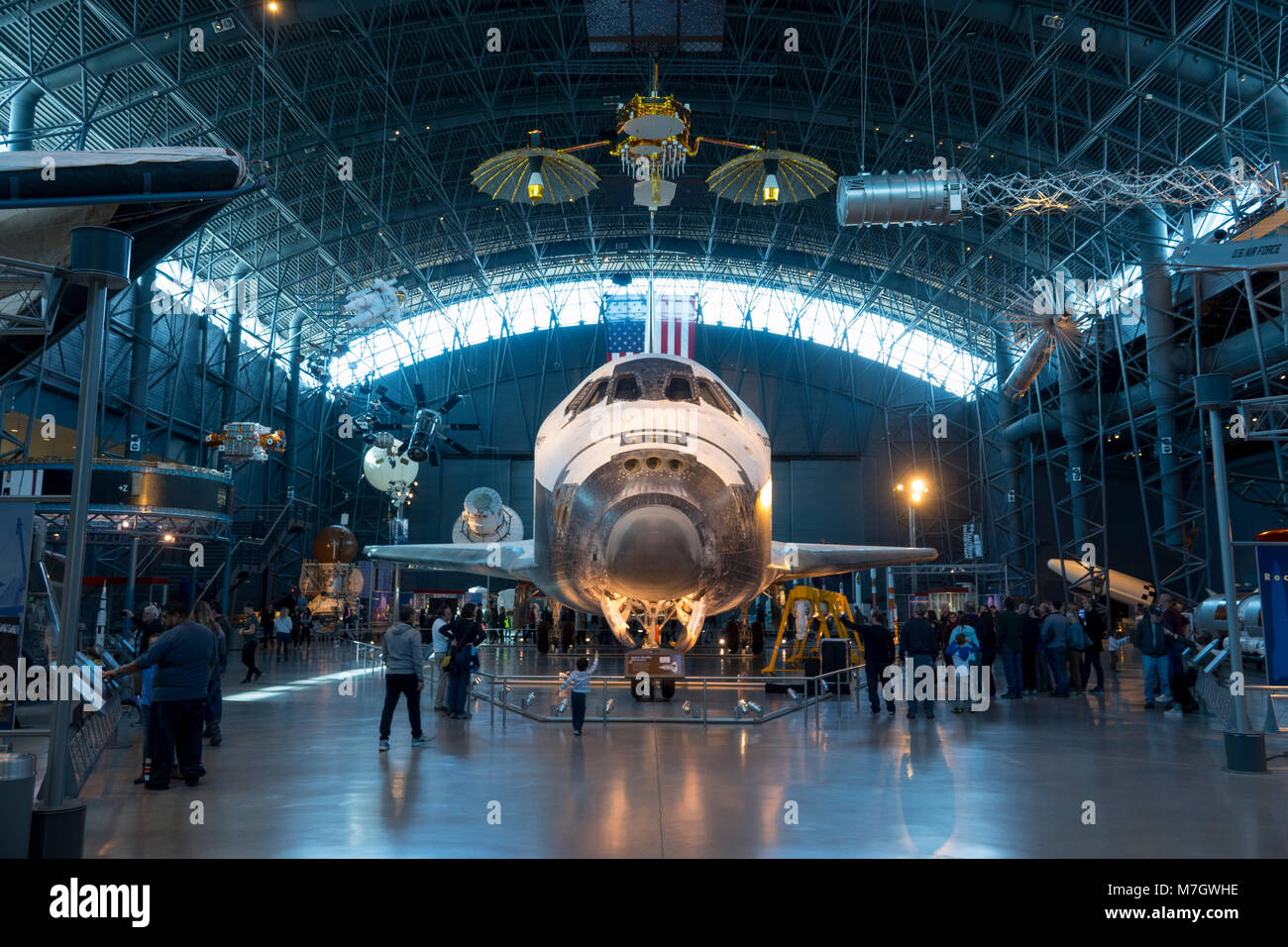 Steven F. Udvar-Hazy Center Smithsonian National Air & Space Museum Chantilly Virginia VA Space Shuttle Discovery sul display Foto Stock