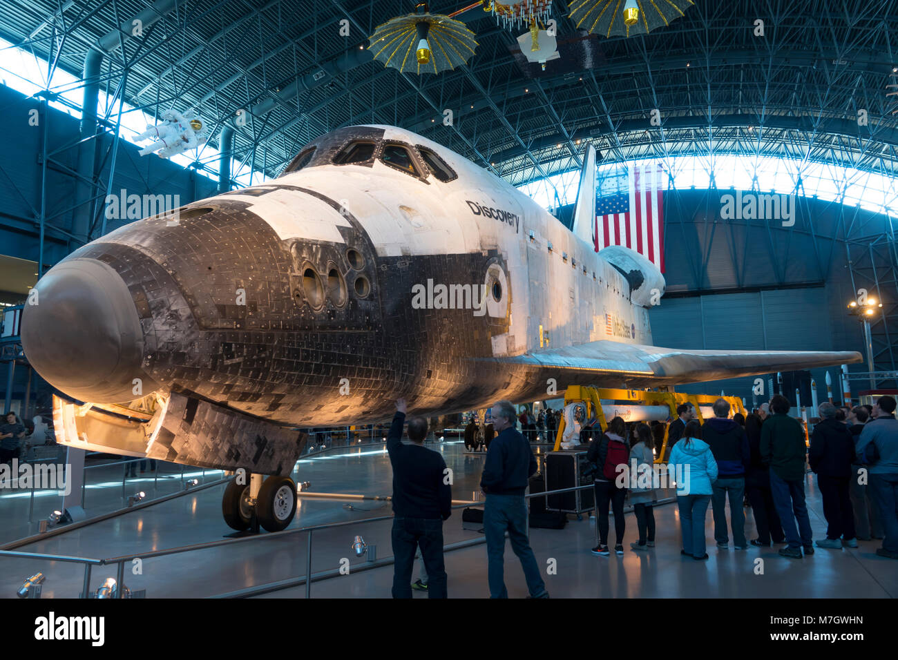 Steven F. Udvar-Hazy Center Smithsonian National Air & Space Museum Chantilly Virginia VA Space Shuttle Discovery sul display Foto Stock