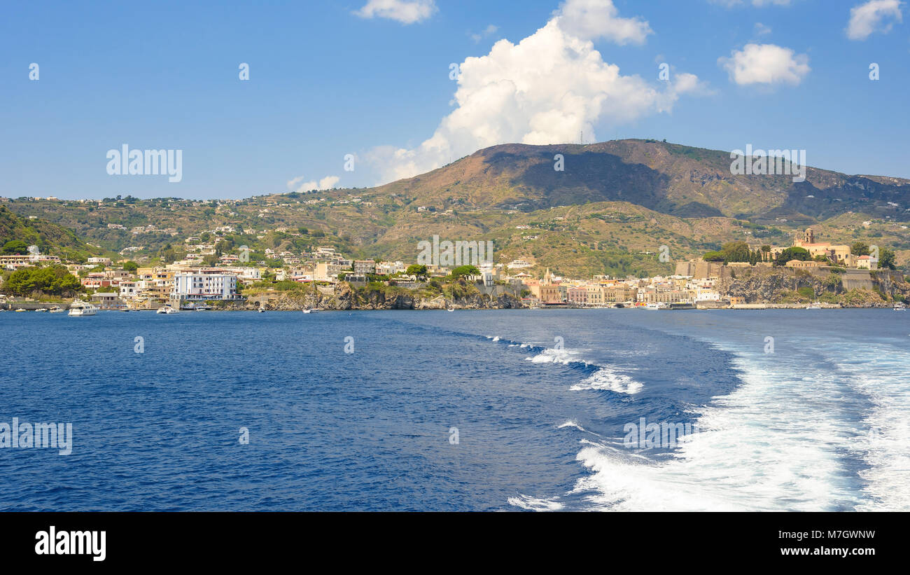 Vista panoramica dell'isola di Lipari costa, isole Eolie, Italia Foto Stock