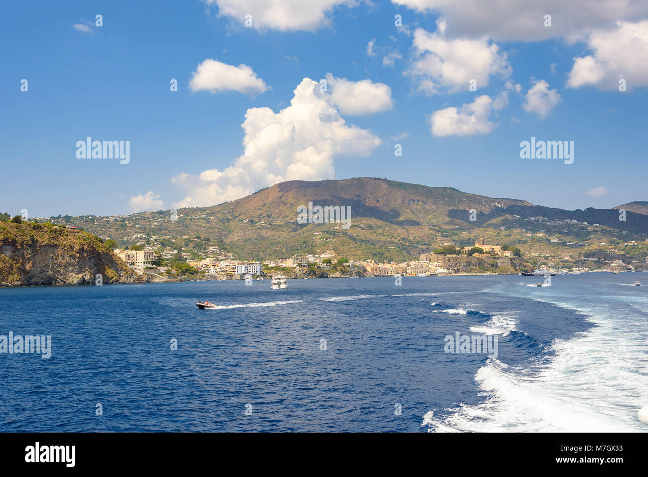 Vista dell'isola di Lipari costa, isole Eolie, Italia Foto Stock