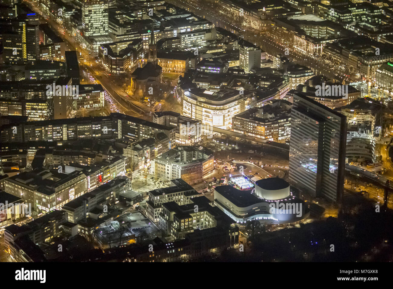 Vista aerea, la Duesseldorfer centro città: Dreischeiben house e il dramma casa (a destra), il Tausendfuessler e il Koe-Bogen sito in costruzione, il S Foto Stock