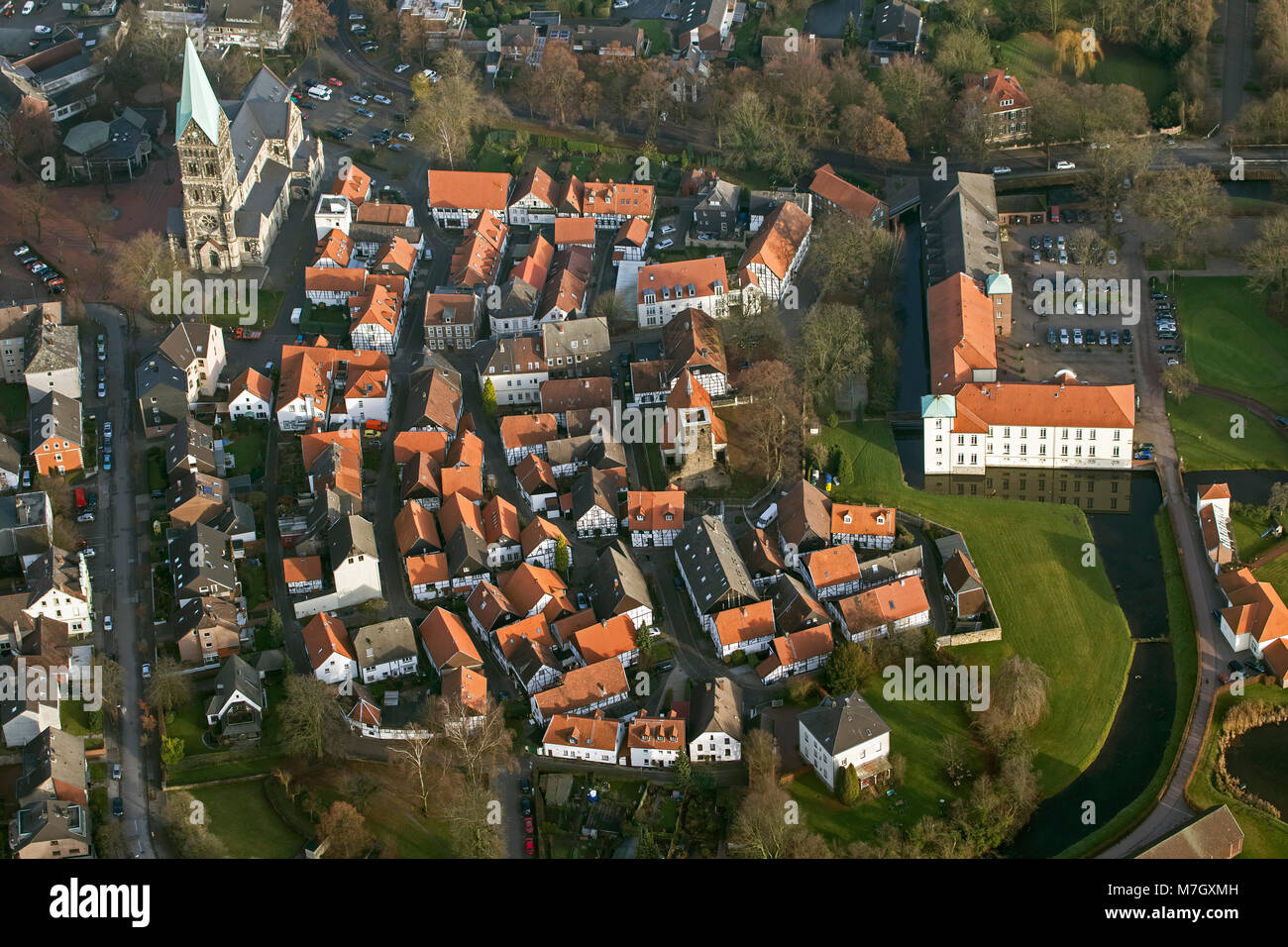 Vista aerea, Alt-Westerholt, vecchio villaggio, chiesa parrocchiale di San Martino, neo-romanica basilica dal 1901, Herten, la zona della Ruhr, Renania settentrionale-Vestfalia, G Foto Stock