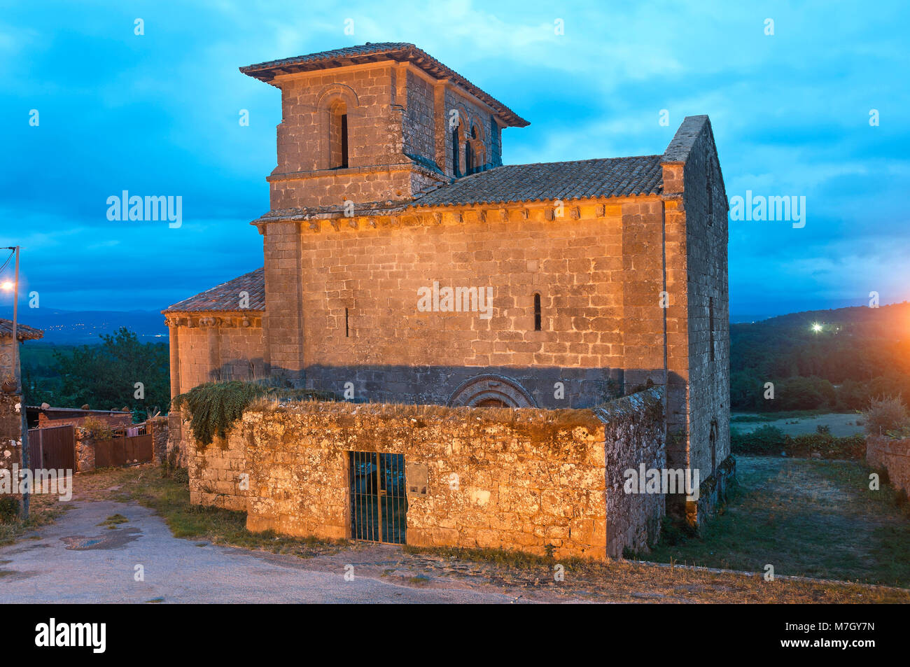 Paesaggio con la chiesa del monastero romanico di San Miguel - XII secolo, Eire, provincia di Lugo, regione della Galizia, Spagna, Europa Foto Stock