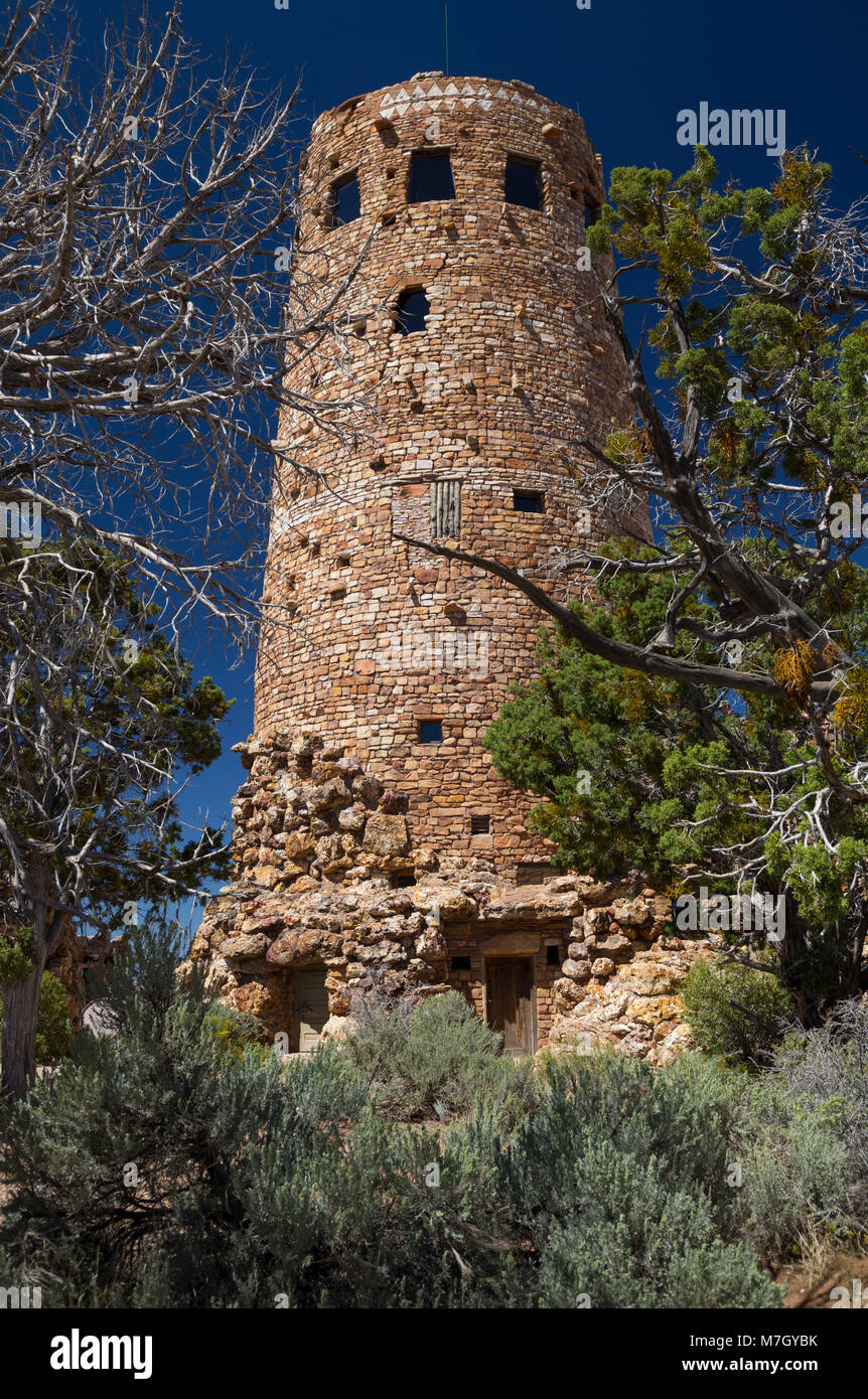 Vista del deserto torre di avvistamento, nota anche come torre di avvistamento Indiano in vista del deserto, del Grand Canyon South Rim, Arizona, Stati Uniti d'America Foto Stock