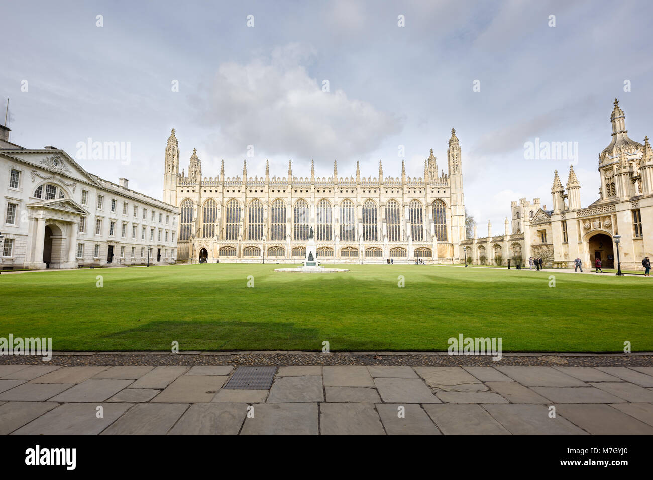 La Corte anteriore prato al King's College, Università di Cambridge, Inghilterra, con la Cappella al centro, la porta di casa sulla destra e la Gibb's b Foto Stock