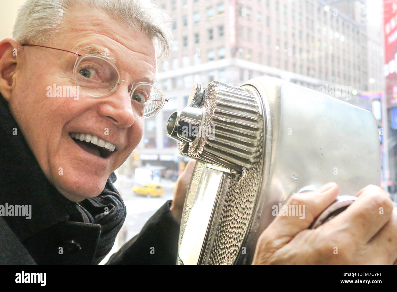 Senior uomo godendo di un mirino in Times Square a New York City, Stati Uniti d'America Foto Stock