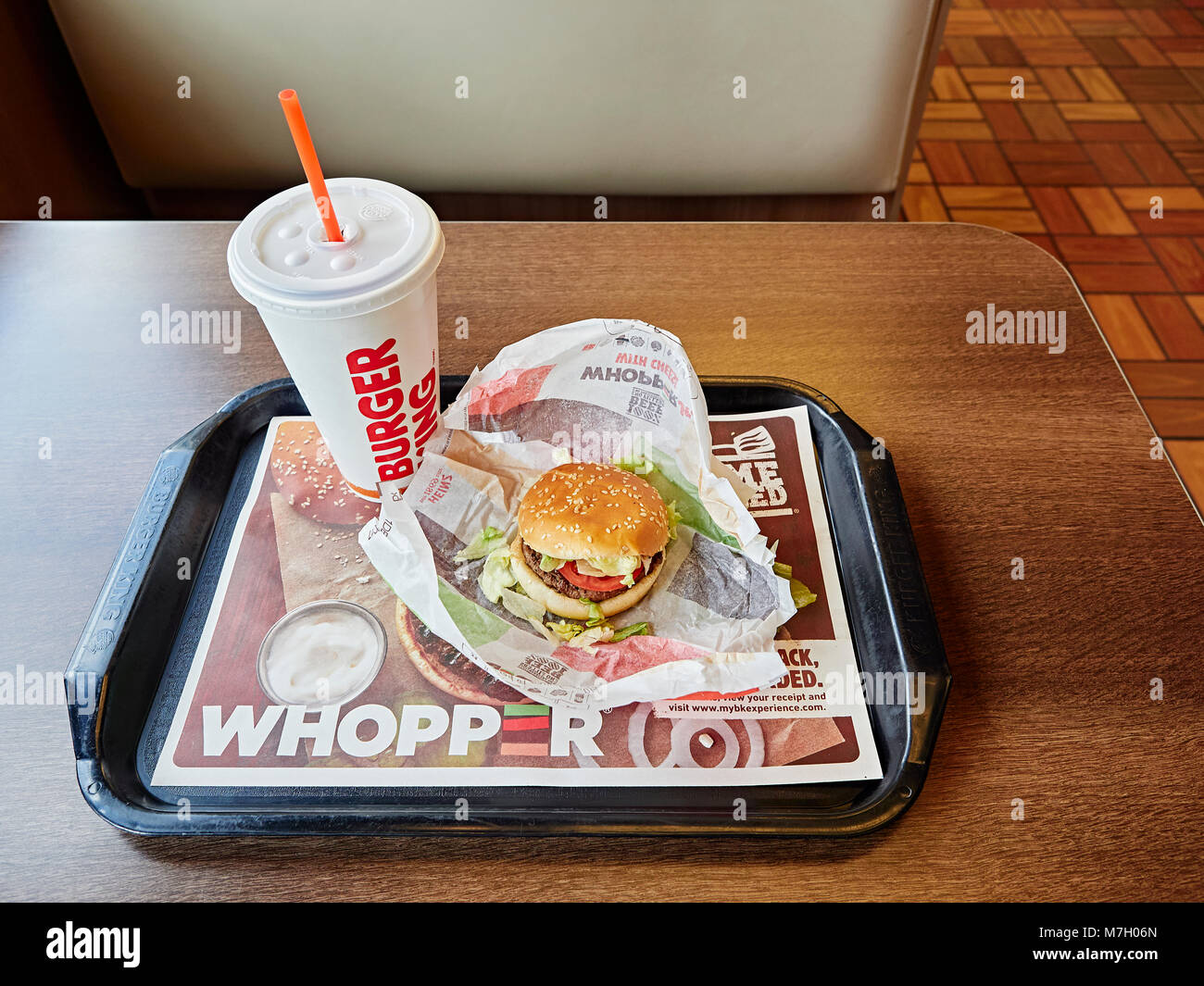 Burger King Whopper hamburger e bevanda fredda in un ristorante fast food davanzalino. Foto Stock
