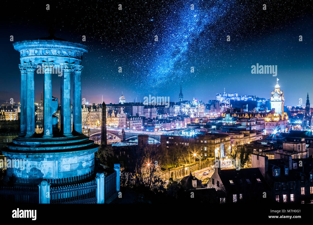 Vista notte con stelle da Calton Hill a Edimburgo in Scozia Foto Stock