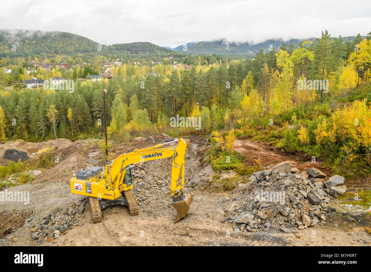 Ampia vista panoramica del fiume Otra valley in Evje, con sito di costruzione di nuova ski jumping hill in primo piano. Foto Stock