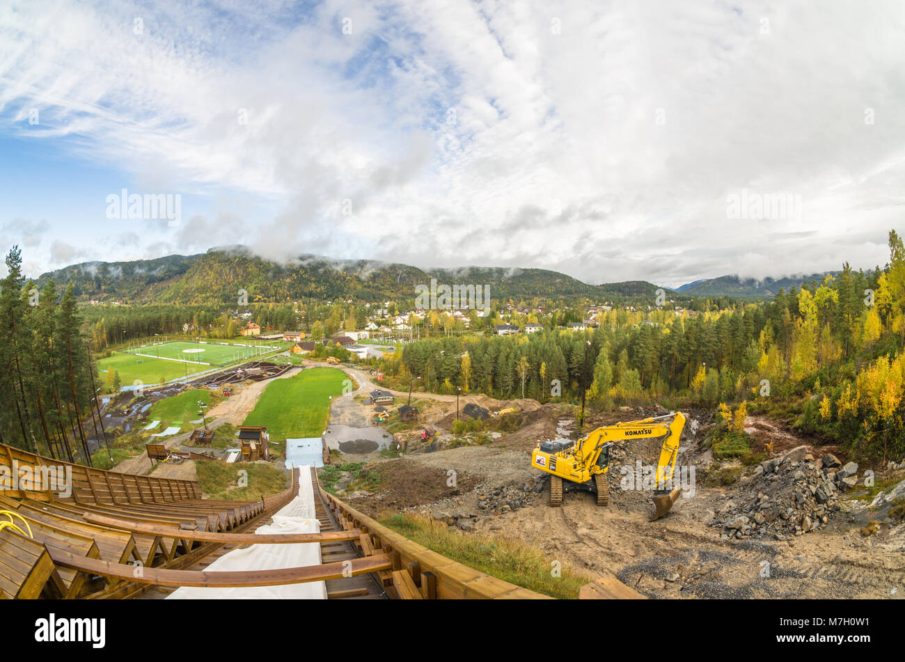 Ampia vista panoramica del fiume Otra valley in Evje, con sito di costruzione di nuova ski jumping hill in primo piano. Foto Stock