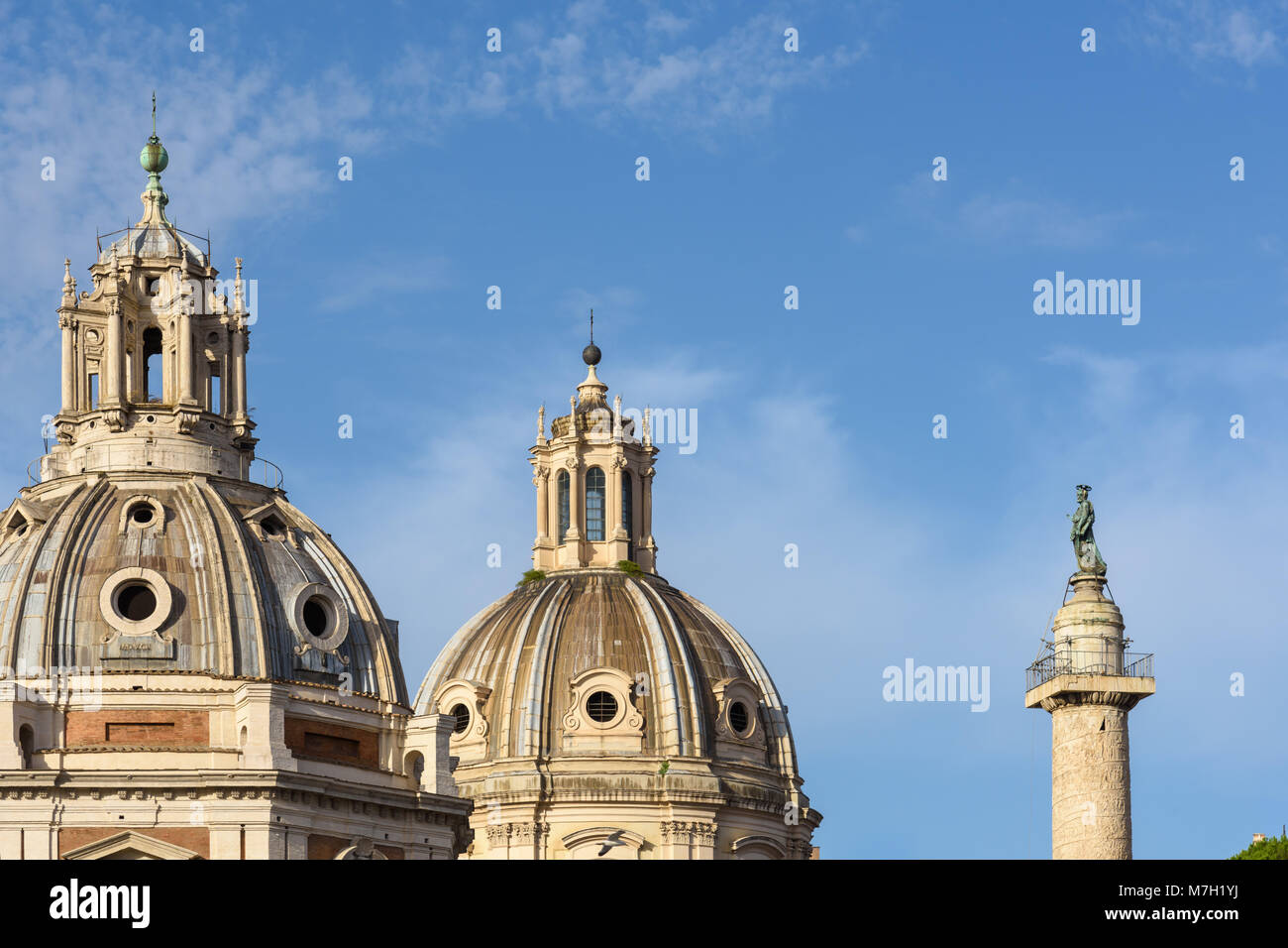 Colonna di Traiano e cupole di chiese, Roma, Italia Foto Stock