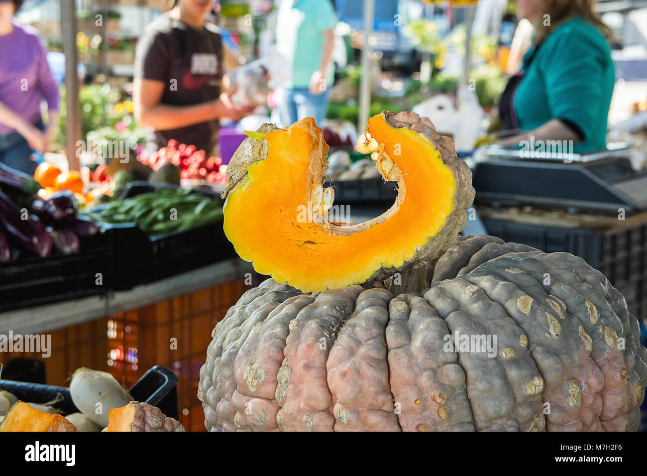 Big accidentato bella scuro con zucca tagliata fetta di cuneo. Dent Texture semi. Mercato degli Agricoltori. Ringraziamento raccolto in autunno. Prodotti Biologici. Un autentico Foto Stock