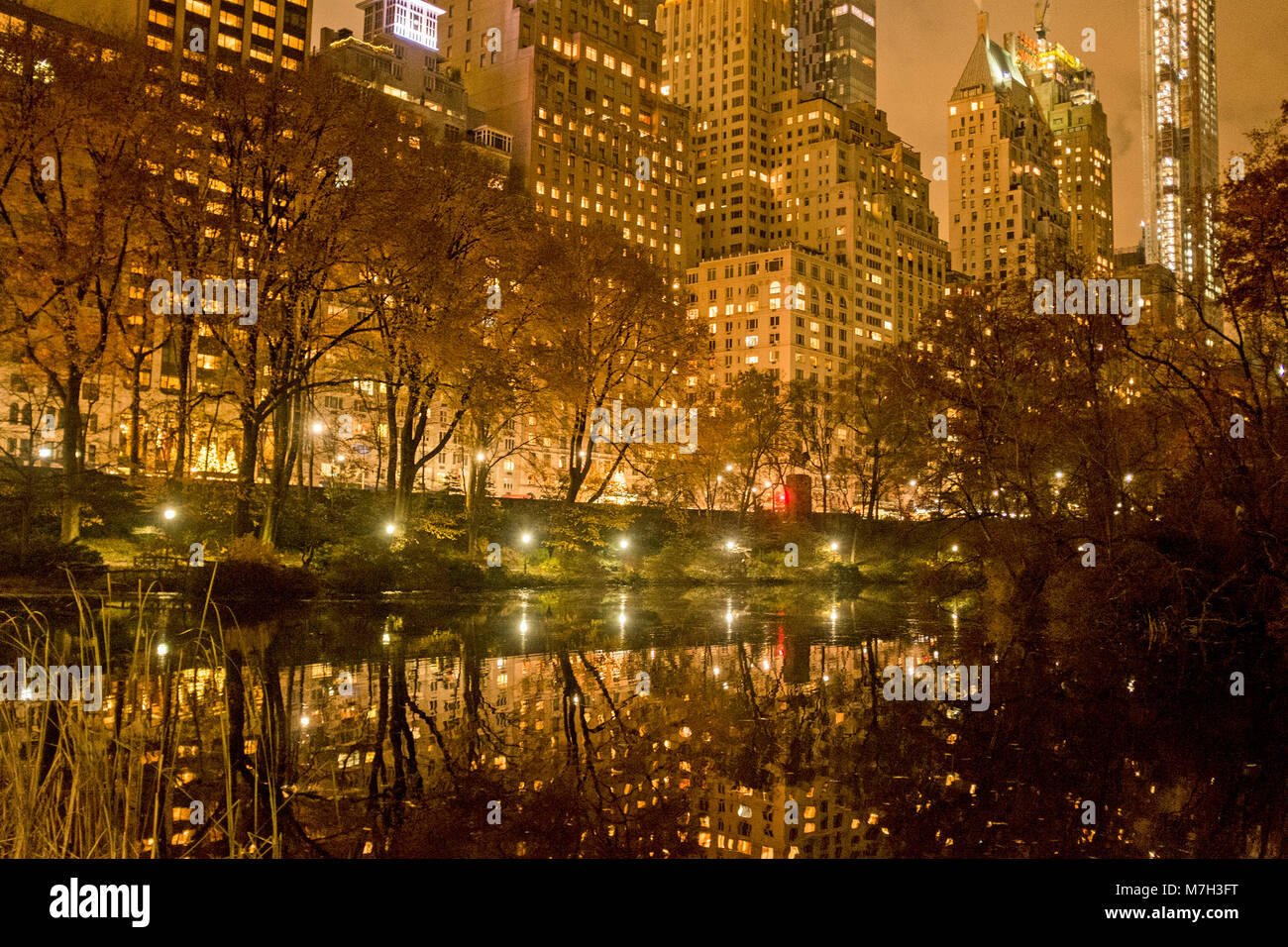 Il Central Park di notte con lo skyline di New York dietro Foto Stock