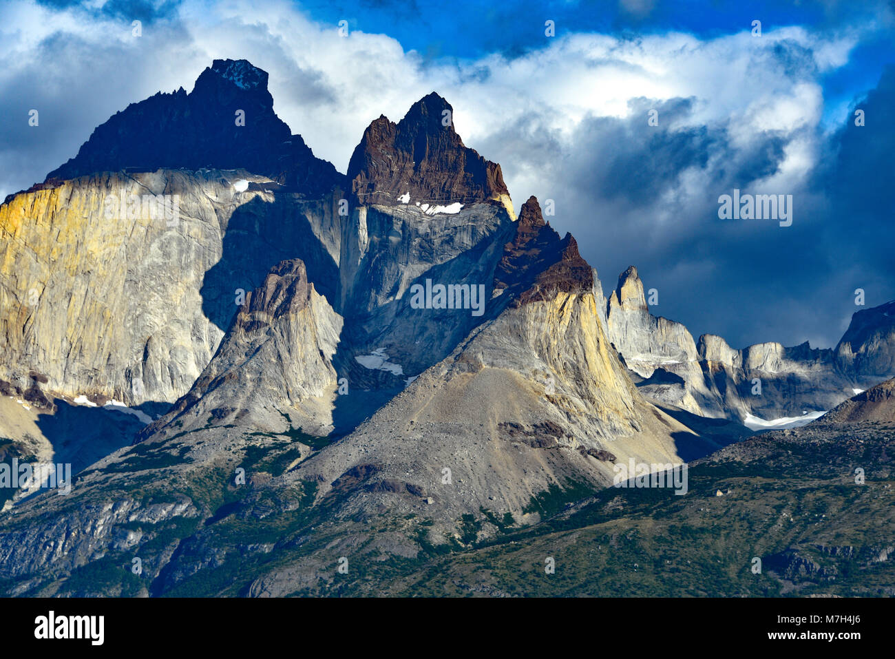 Drammatica picchi di montagna nel Parco Nazionale di Torres del Paine, Patagonia, Cile Foto Stock