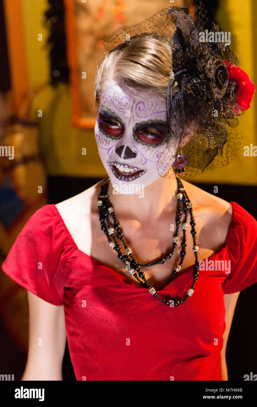 Signora dei morti, la Calavera Catrina, vestite per il giorno dei morti, Día de Muertos, un messicano di festa nazionale. Foto Stock