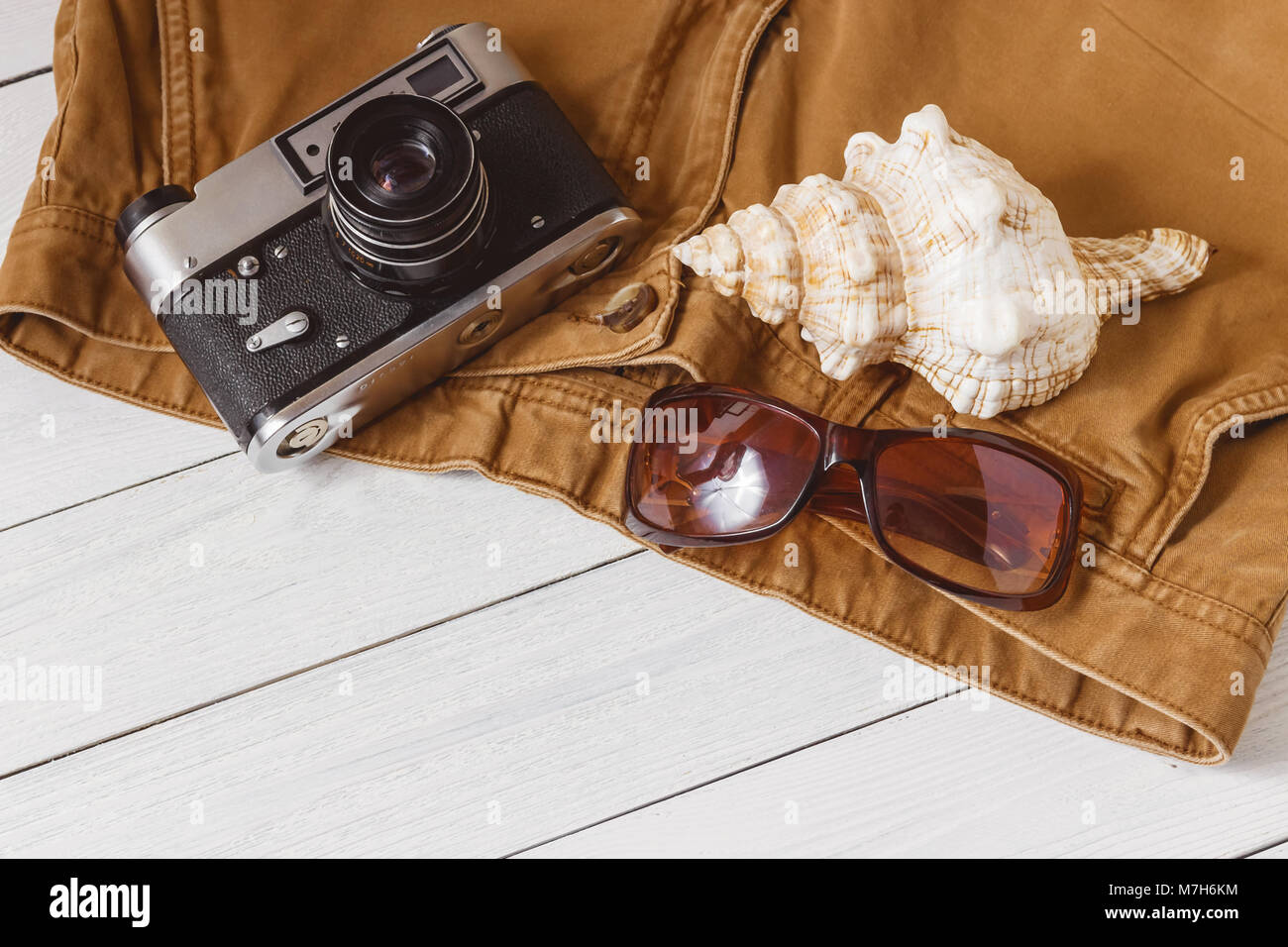 Traveler elementi accessori vacanze vacanze weekend lungo il viaggio Stuff attrezzature Concetto di sfondo con Copyspace Foto Stock