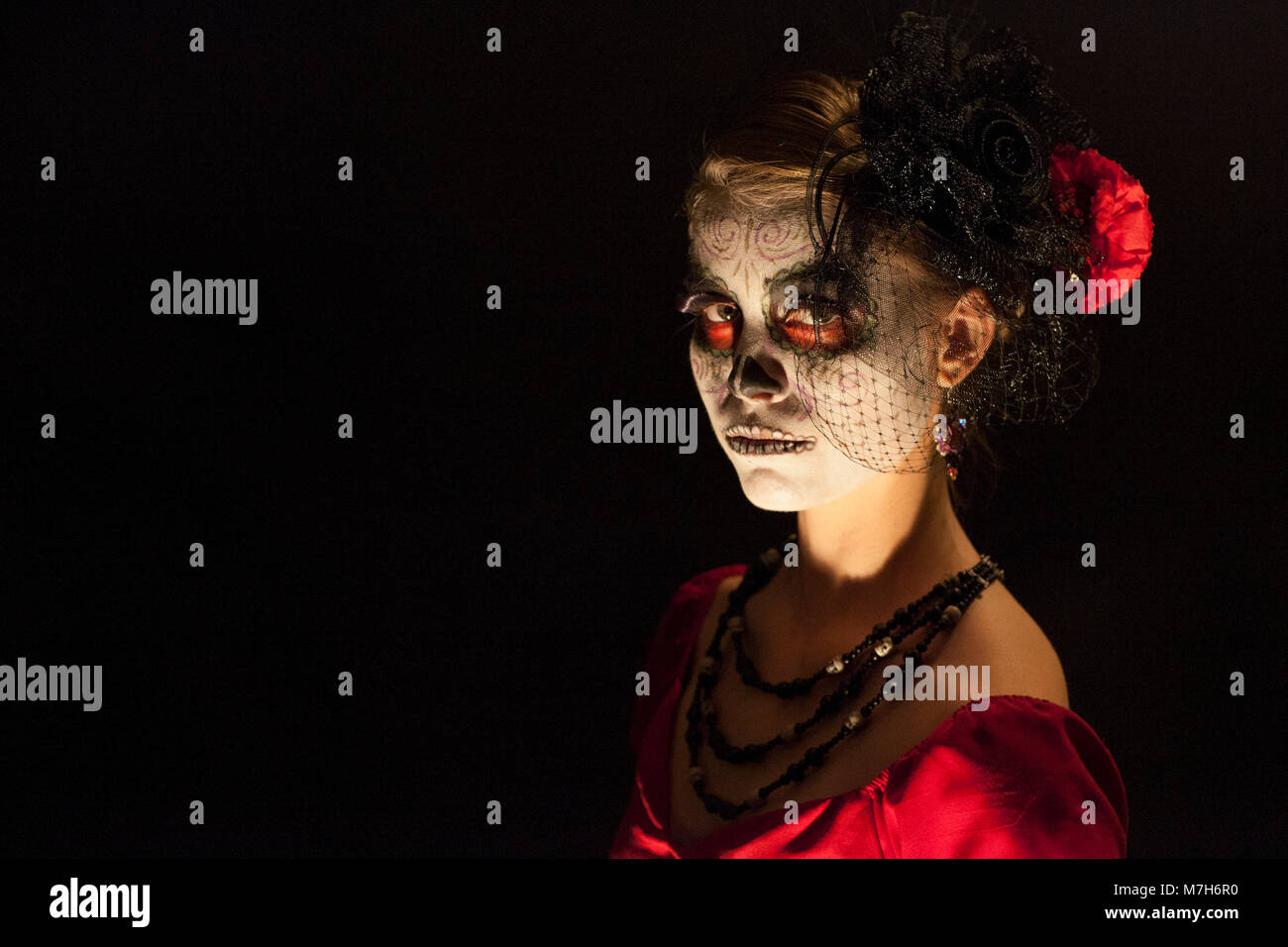 Signora dei morti, la Calavera Catrina, vestite per il giorno dei morti, Día de Muertos, un messicano di festa nazionale. Foto Stock