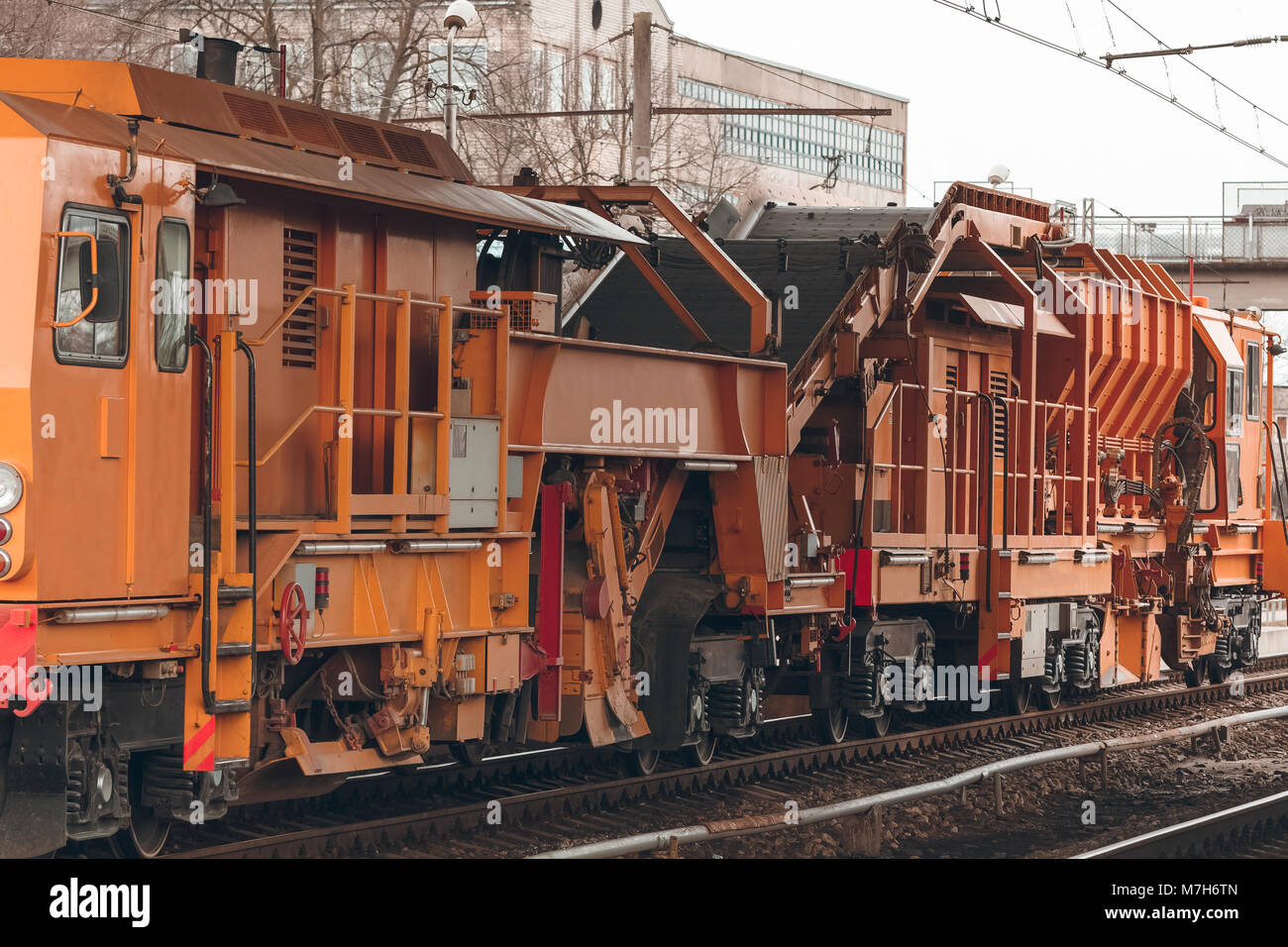 Distribuire la zavorra e di profiling via macchina. Riparare il treno Foto Stock