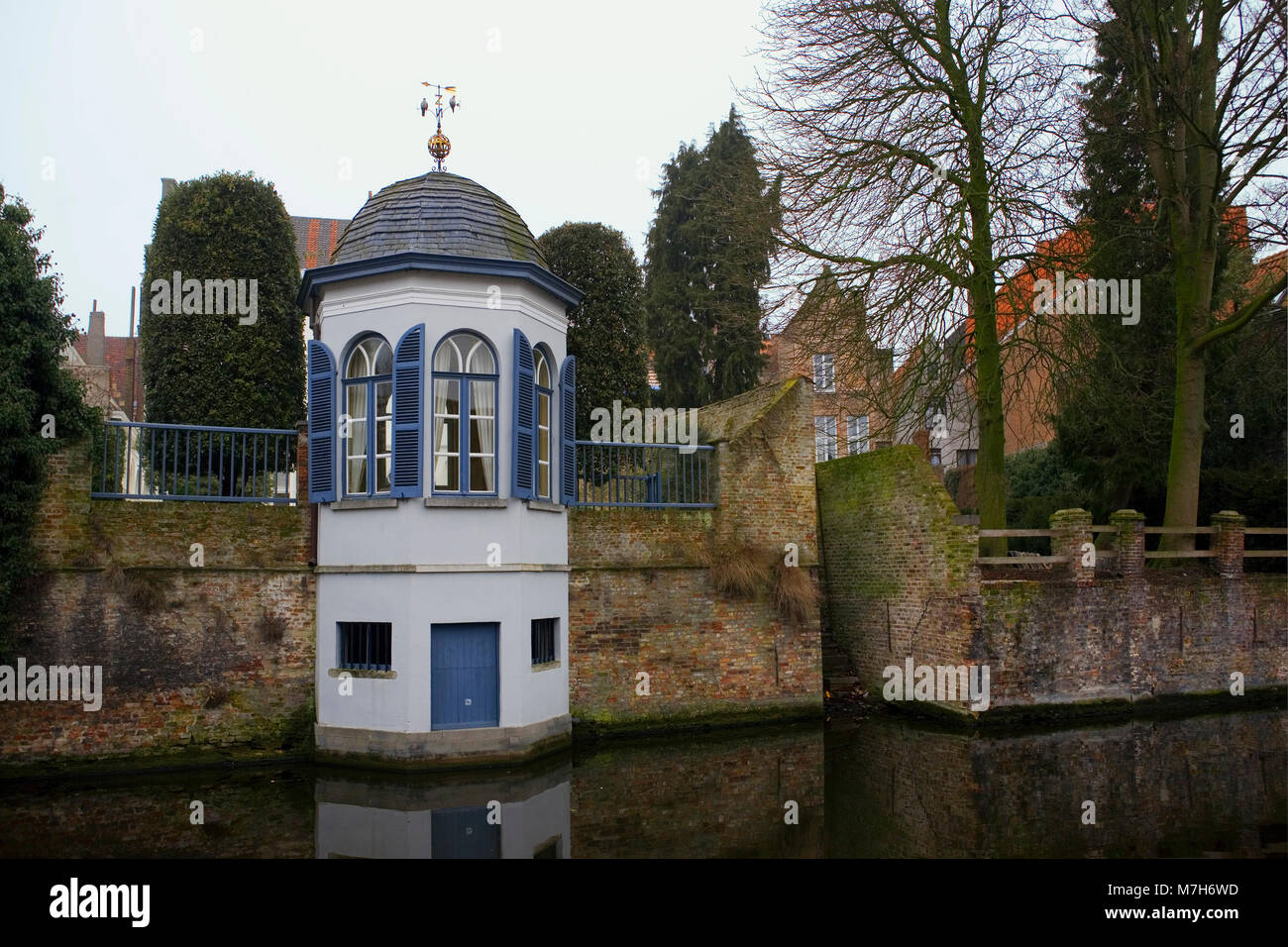 Grazioso e piccolo ottagonale casa estiva dal canal, Groenerei, Brugge, Belgio Foto Stock