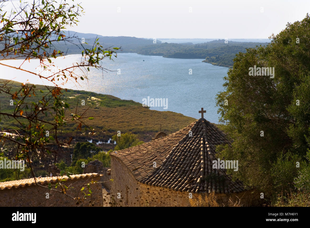 Vista dalla fortezza veneziana di Vonitsa oltre la piccola chiesa bizantina di Agia Sofia, Limeni Laguna e Amvrakikos Kolpo, Grecia Foto Stock