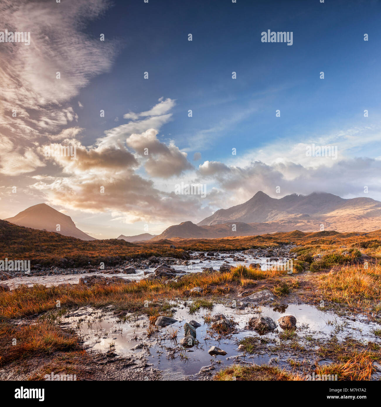 Isola di Skye, autunno, la Sligachan bruciano e le Cuillins, Ebridi Interne, Highland, Scotland, Regno Unito Foto Stock