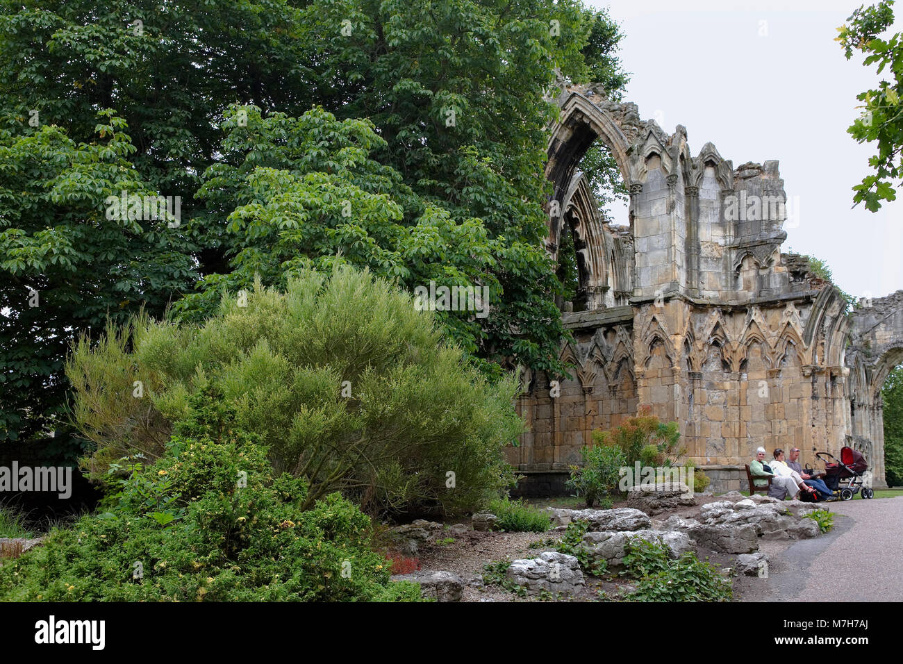 York Museo Giardini: rovine della navata del St Mary's Abbey, York, England, Regno Unito Foto Stock