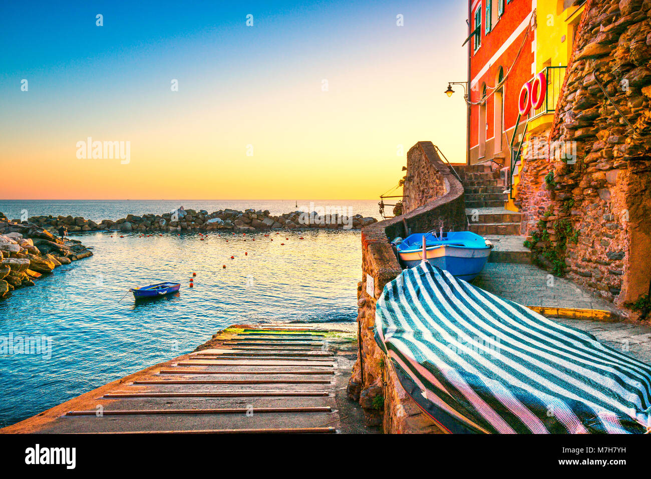 Riomaggiore village street, barche e mare in cinque terre sul tramonto, il Parco Nazionale delle Cinque Terre Liguria Italia Europa. Foto Stock