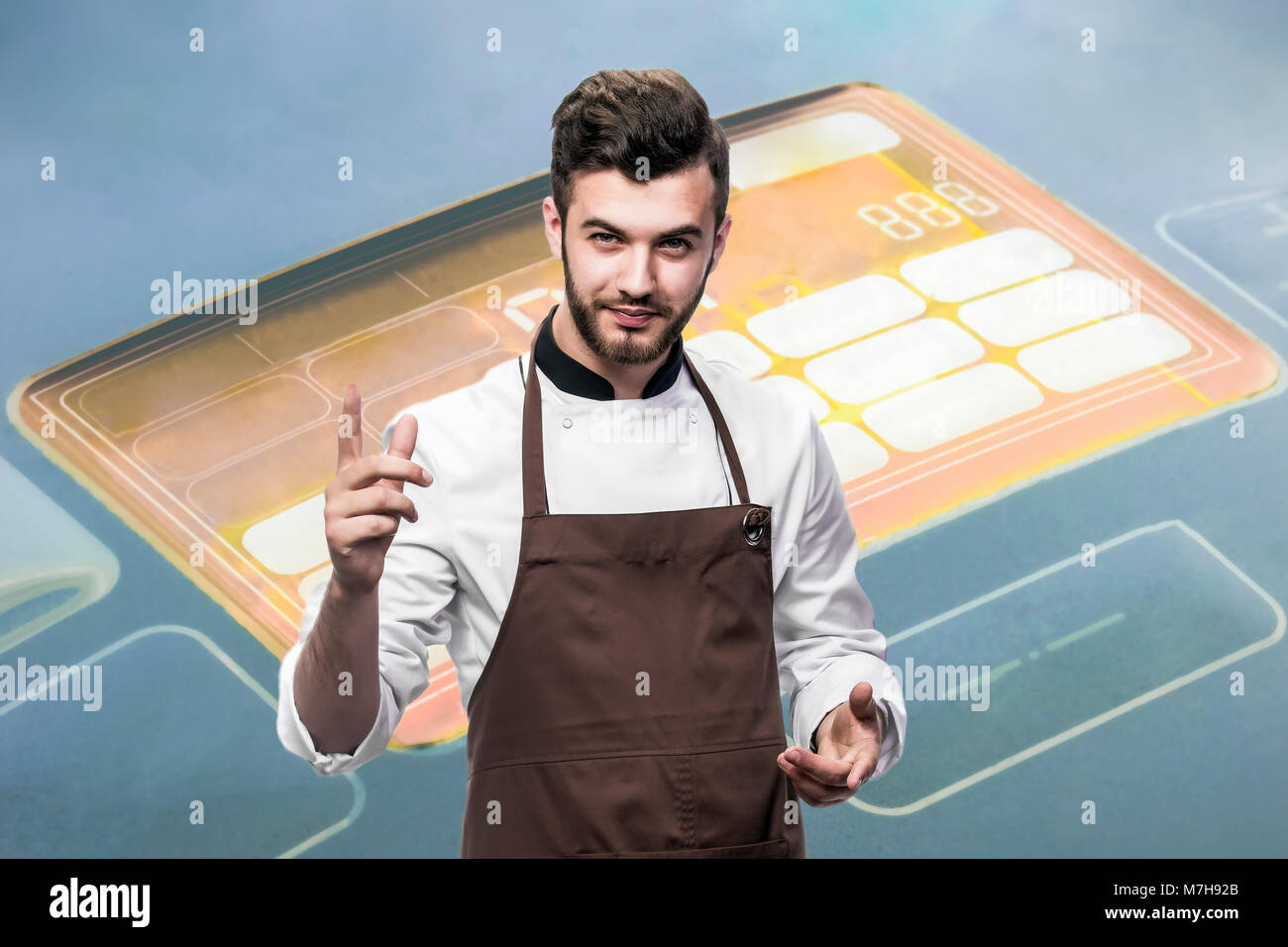 Lo chef con un dito in rilievo sullo sfondo del menu multicooker, il concetto di nuove tecnologie in cucina Foto Stock