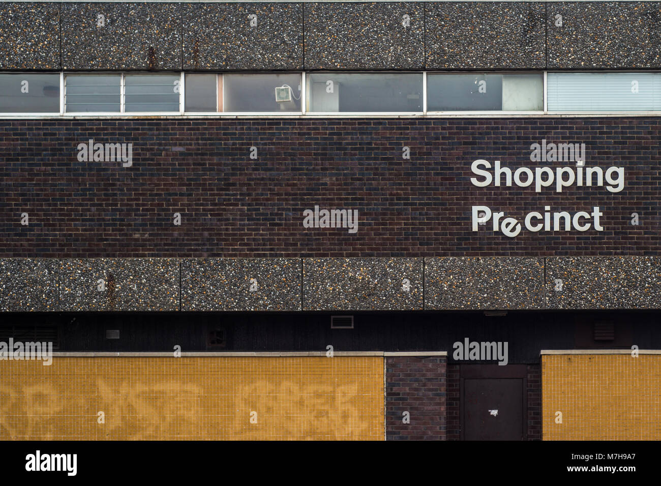 Immagine di recessione di un degli anni settanta stile urbano Grim Rundown British Shopping segno Foto Stock