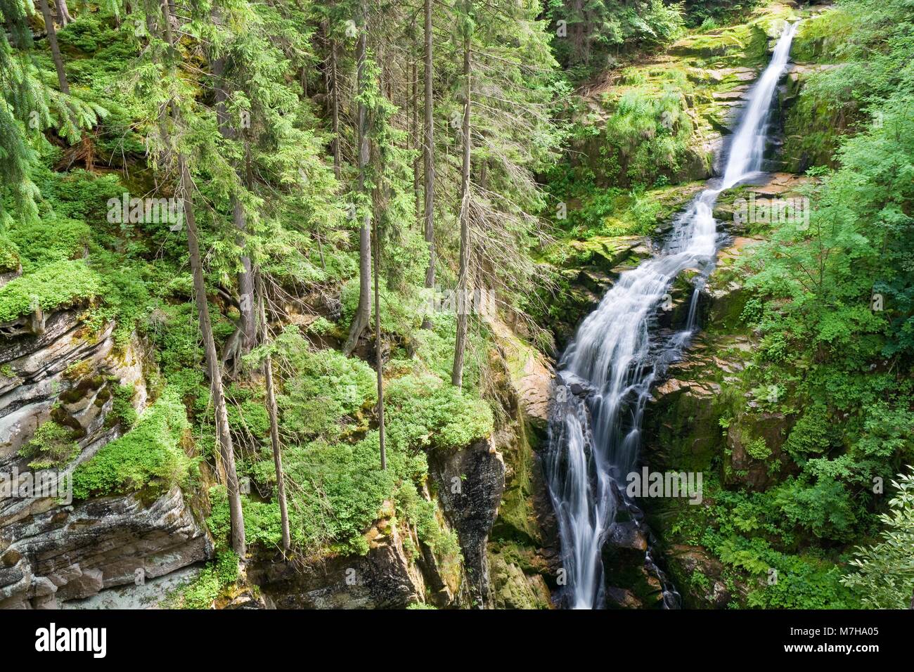 Tempo di esposizione lungo della cascata Kamienczyk nei monti Karkonosze, Polonia Foto Stock