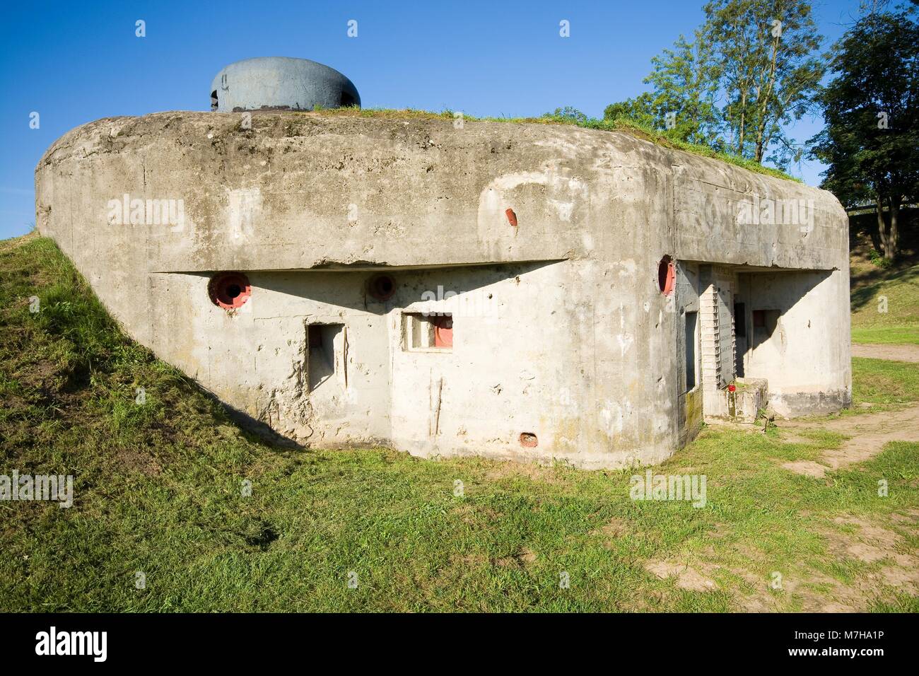 Bunker pesante con cupola blindata in Nowogrod - parte del polacco fiume Narew linea di difesa durante la Seconda Guerra Mondiale Foto Stock