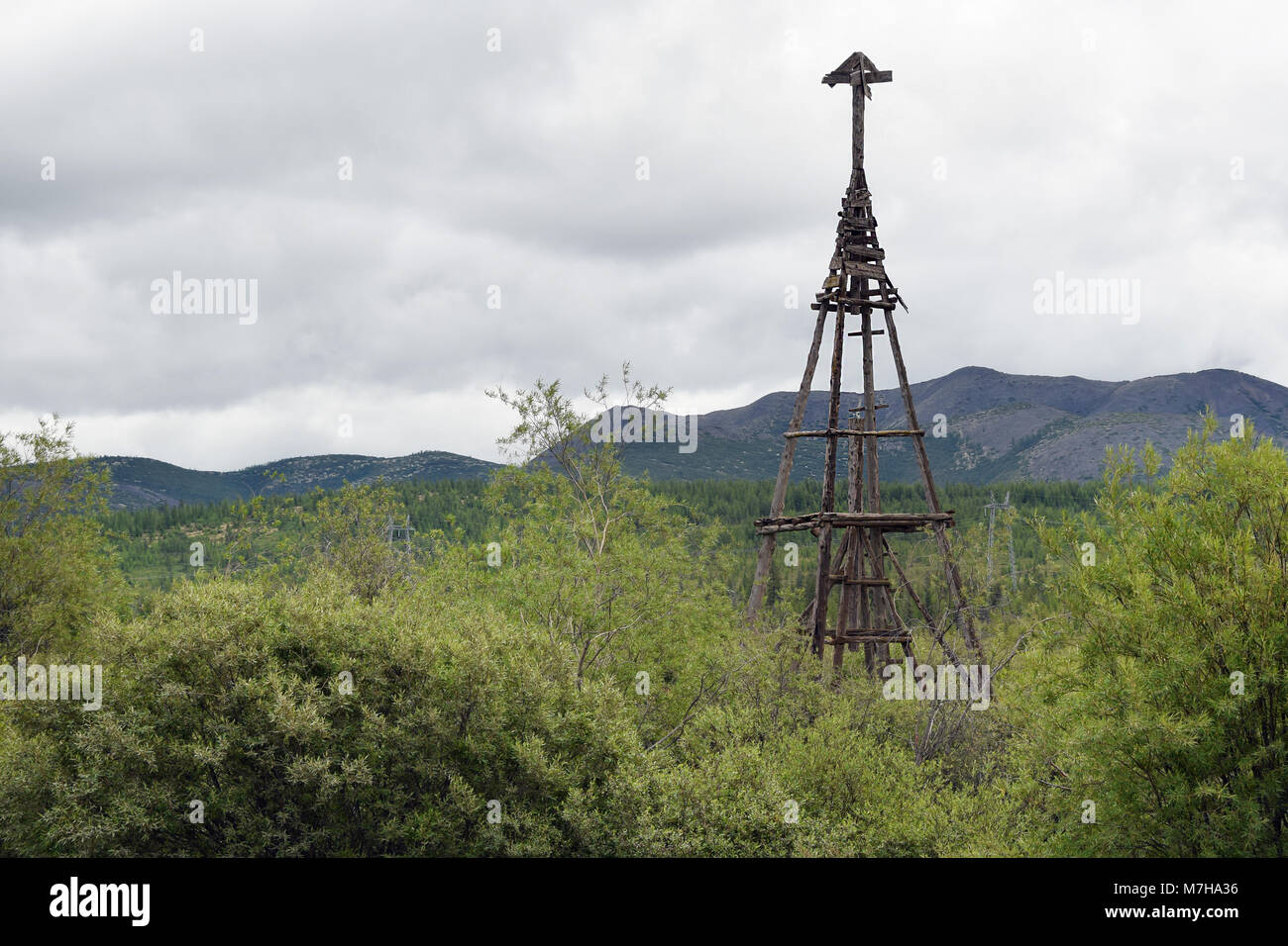 La regione di Kolyma a sud della città di Atka. Una vecchia struttura geodetica sul lato strada. Foto Stock