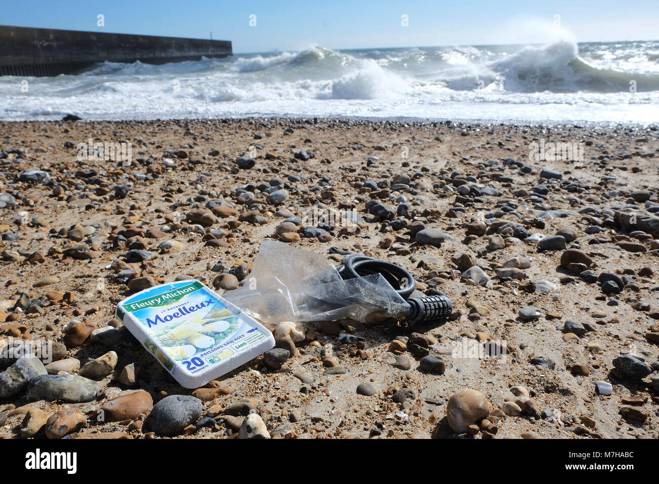 Spiaggia spazzatura si è incagliata su per le spiagge lungo la costa sud Foto Stock