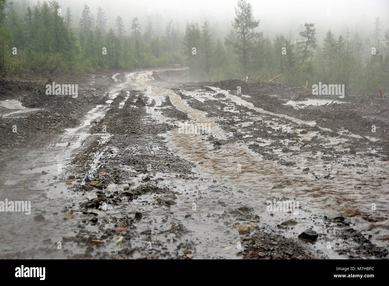 Molto cattive condizioni meteorologiche sulla Kolyma highway mentre la approching Verkhoïansk mountain range. Foto Stock