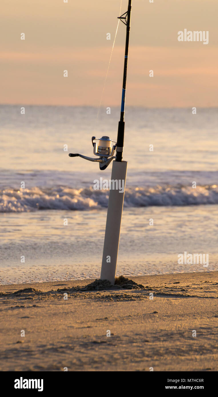La vita in spiaggia con tramonti e la pesca. Trovato sulla costa di cristallo, Carolina del Nord, Isola di Smeraldo e boghe Suono. Bellissima e tranquilla. vacanza, la vita Foto Stock