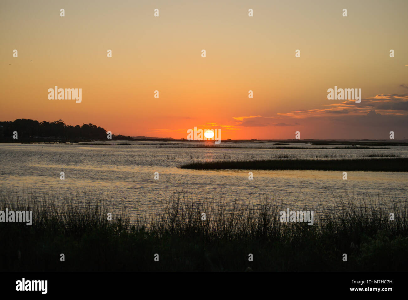 La vita in spiaggia con tramonti e la pesca. Trovato sulla costa di cristallo, Carolina del Nord, Isola di Smeraldo e boghe Suono. Bellissima e tranquilla. vacanza, la vita Foto Stock
