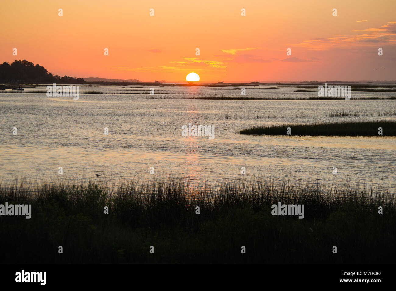 La vita in spiaggia con tramonti e la pesca. Trovato sulla costa di cristallo, Carolina del Nord, Isola di Smeraldo e boghe Suono. Bellissima e tranquilla. vacanza, la vita Foto Stock