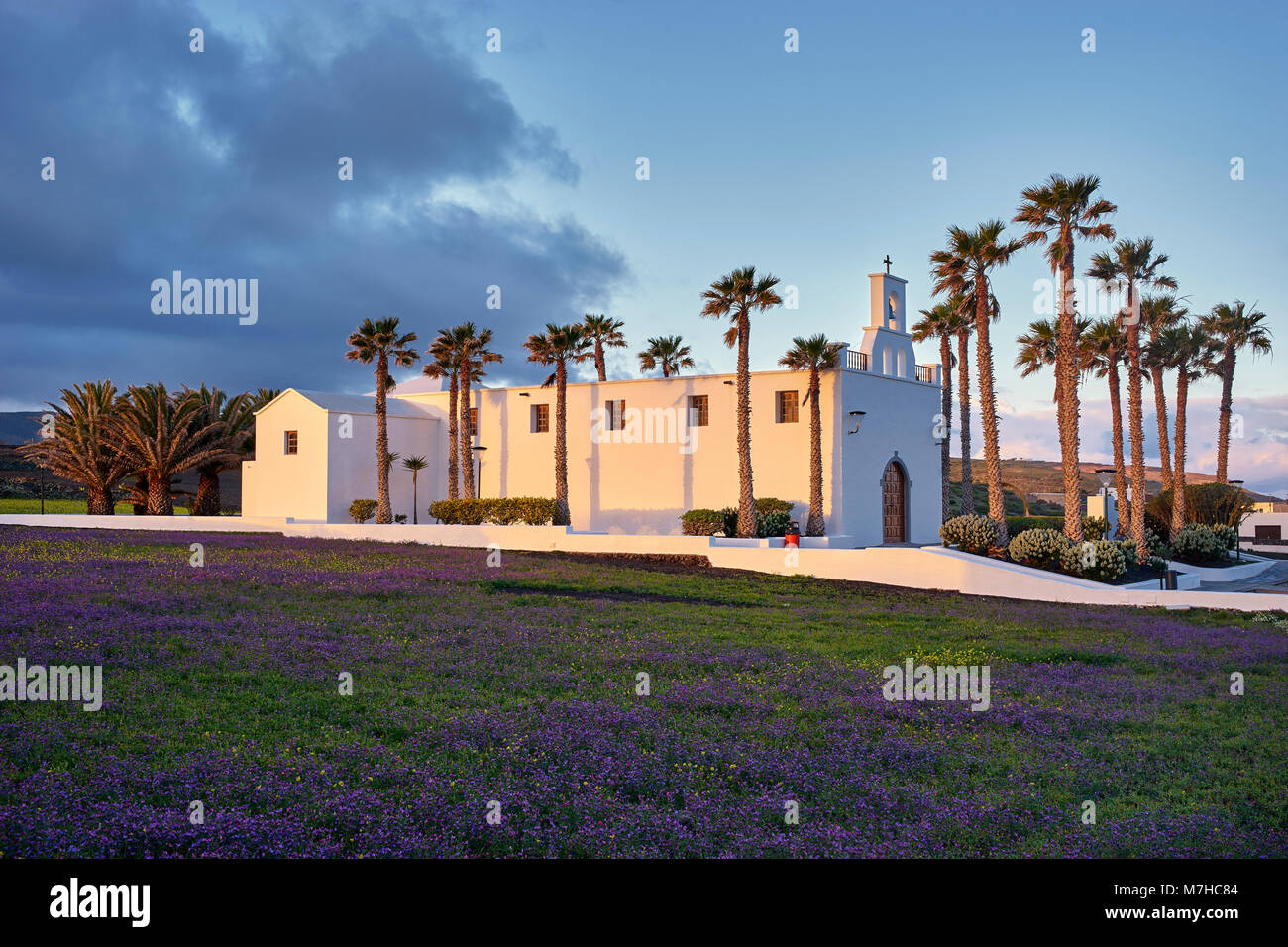 Chiesa di Ye, Lanzarote, Isole Canarie, Spagna con il colore di primo piano dei fiori di primavera Foto Stock