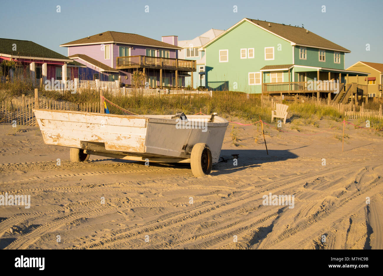 La vita in spiaggia con tramonti e la pesca. Trovato sulla costa di cristallo, Carolina del Nord, Isola di Smeraldo e boghe Suono. Bellissima e tranquilla. vacanza, la vita Foto Stock