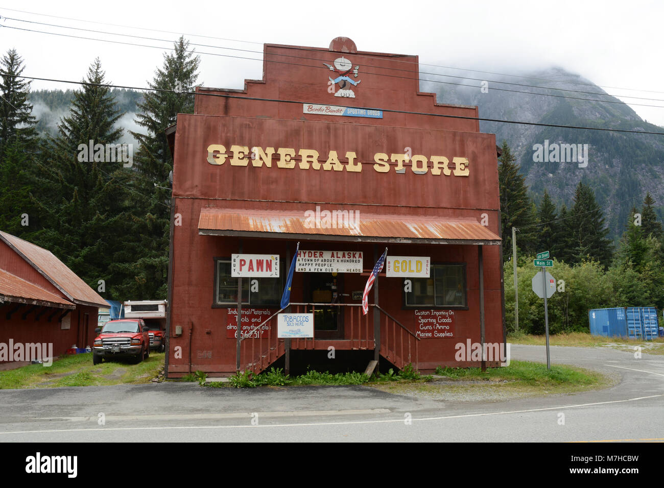 Un magazzino generale nelle storiche miniere d'oro comunità di Hyder, Alaska, situato nella costa montagne al confine con la British Columbia, Canada. Foto Stock