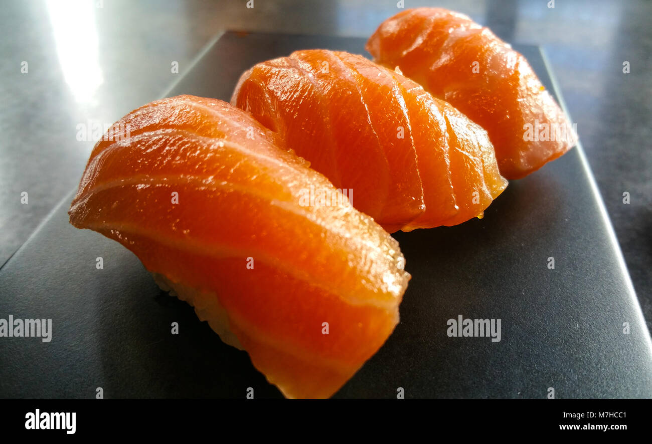 Bene il nigiri sushi - close up shot - salmone fresco Foto Stock