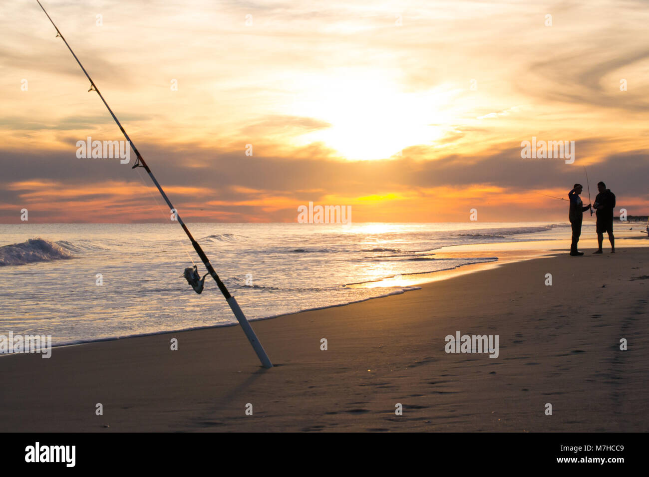 La vita in spiaggia con tramonti e la pesca. Trovato sulla costa di cristallo, Carolina del Nord, Isola di Smeraldo e boghe Suono. Bellissima e tranquilla. vacanza, la vita Foto Stock