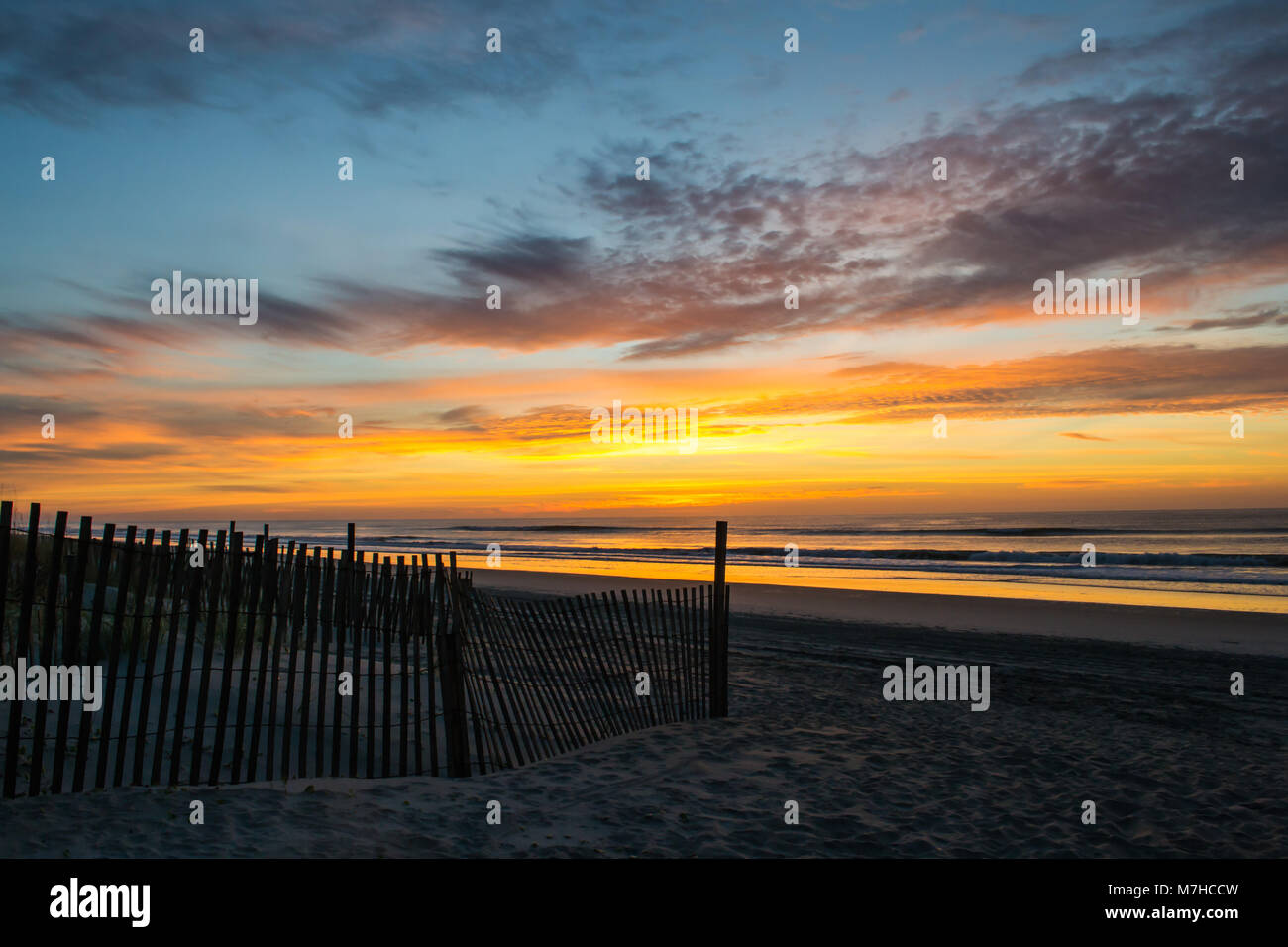 La vita in spiaggia con tramonti e la pesca. Trovato sulla costa di cristallo, Carolina del Nord, Isola di Smeraldo e boghe Suono. Bellissima e tranquilla. vacanza, la vita Foto Stock