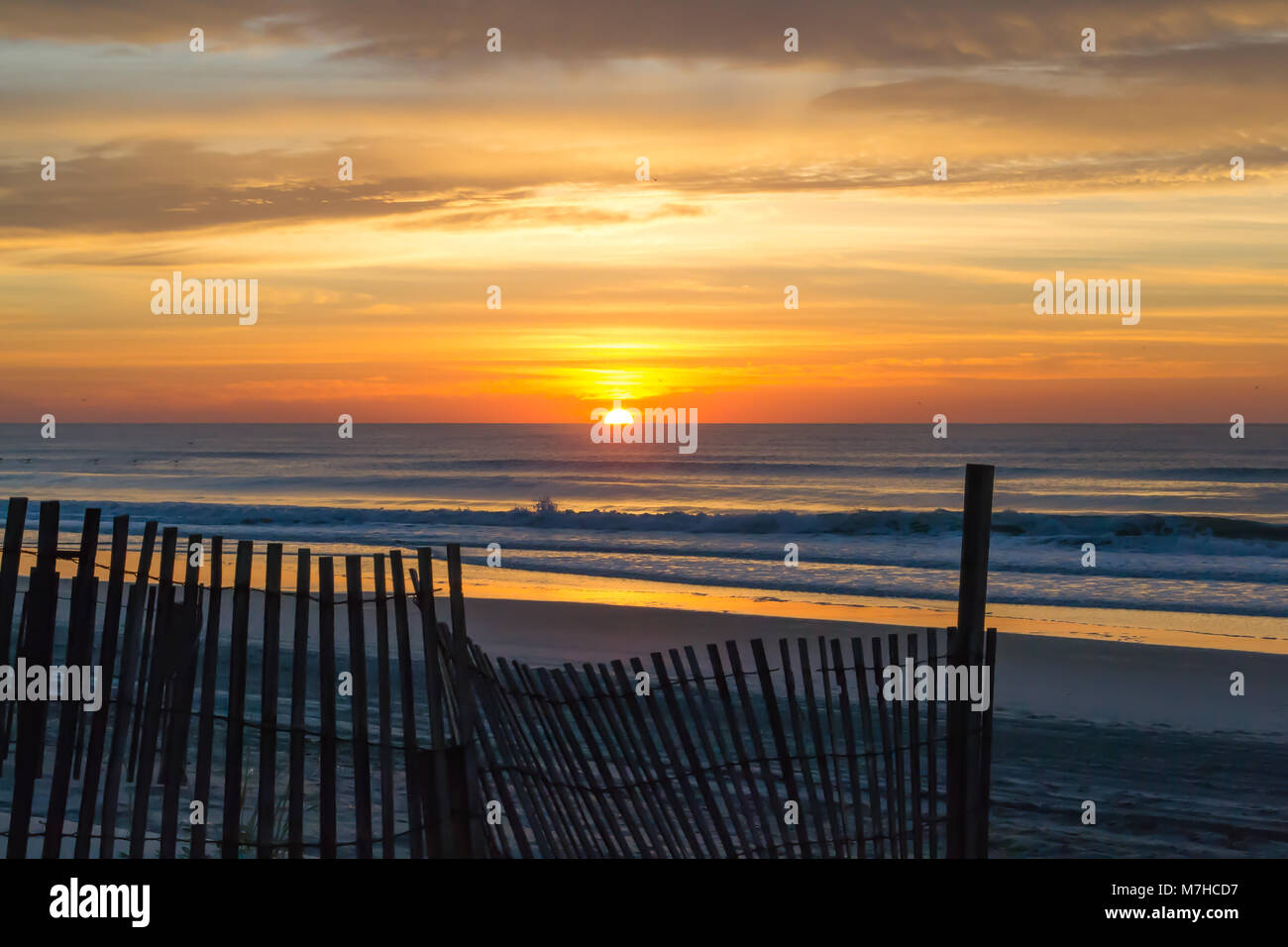 La vita in spiaggia con tramonti e la pesca. Trovato sulla costa di cristallo, Carolina del Nord, Isola di Smeraldo e boghe Suono. Bellissima e tranquilla. vacanza, la vita Foto Stock