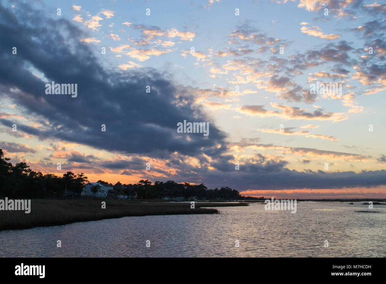 La vita in spiaggia con tramonti e la pesca. Trovato sulla costa di cristallo, Carolina del Nord, Isola di Smeraldo e boghe Suono. Bellissima e tranquilla. vacanza, la vita Foto Stock