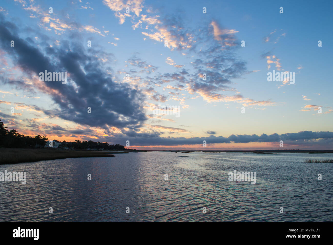 La vita in spiaggia con tramonti e la pesca. Trovato sulla costa di cristallo, Carolina del Nord, Isola di Smeraldo e boghe Suono. Bellissima e tranquilla. vacanza, la vita Foto Stock