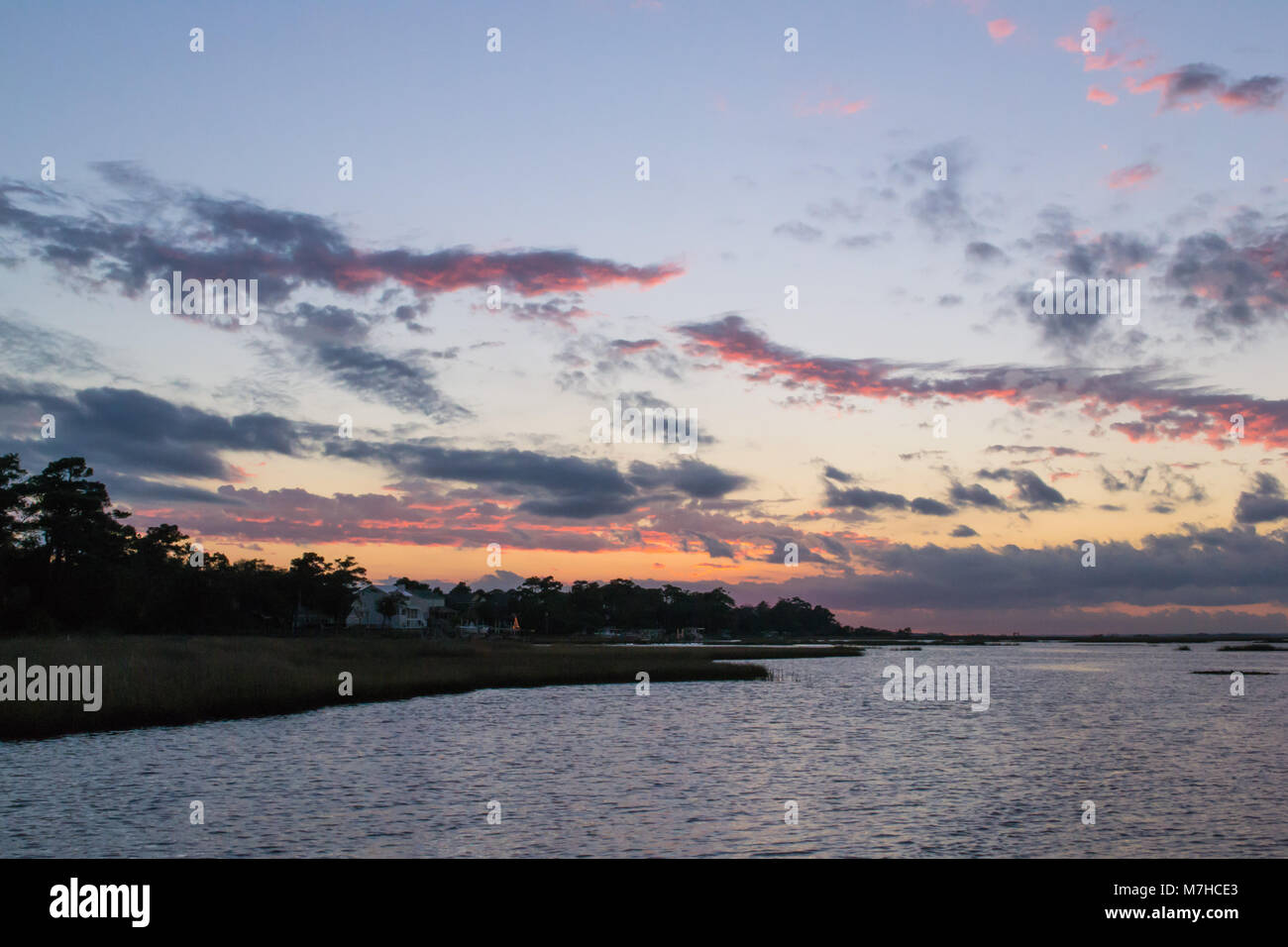 La vita in spiaggia con tramonti e la pesca. Trovato sulla costa di cristallo, Carolina del Nord, Isola di Smeraldo e boghe Suono. Bellissima e tranquilla. vacanza, la vita Foto Stock