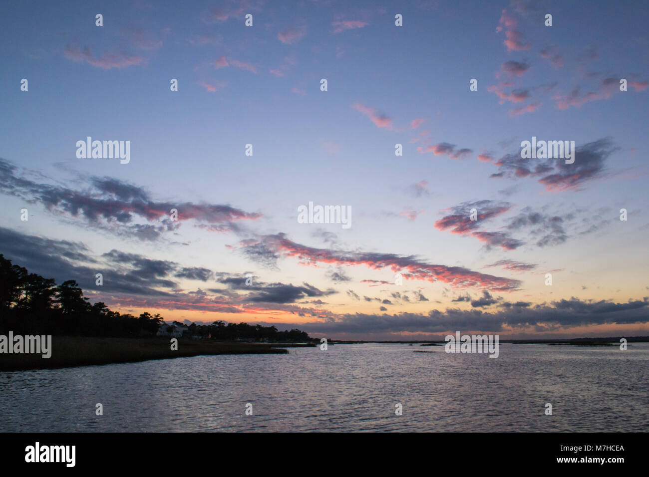 La vita in spiaggia con tramonti e la pesca. Trovato sulla costa di cristallo, Carolina del Nord, Isola di Smeraldo e boghe Suono. Bellissima e tranquilla. vacanza, la vita Foto Stock