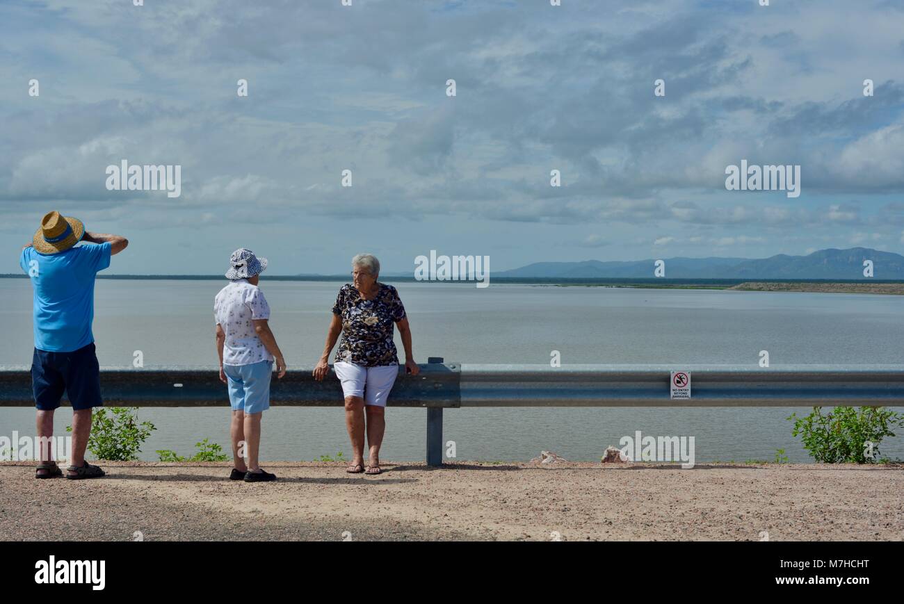 Le persone anziane discutere la diga di storage cambia nel corso della loro vita, Ross diga sul fiume, Ross Dam Accesso, Kelso QLD, Australia Foto Stock